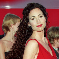 Les Oscars 1998 de Minnie Driver ont l'air stupéfaits, mais c'était presque un échec de mode dans les coulisses