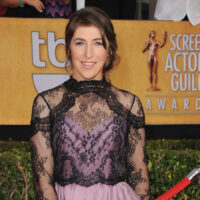 Mayim Bialik : des looks qui ne méritaient pas la haine sur le tapis rouge