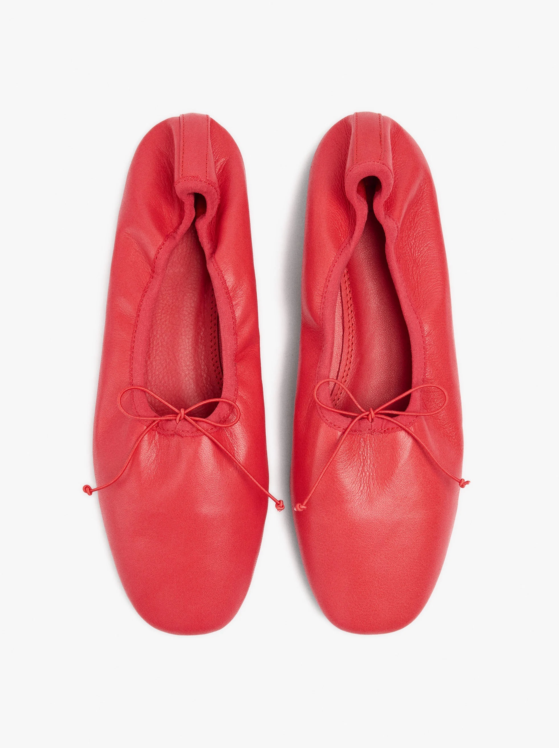 Ballerines très fermées en cuir souple avec nœud.