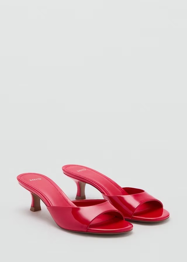 Sandales mules rouges à petit talon.