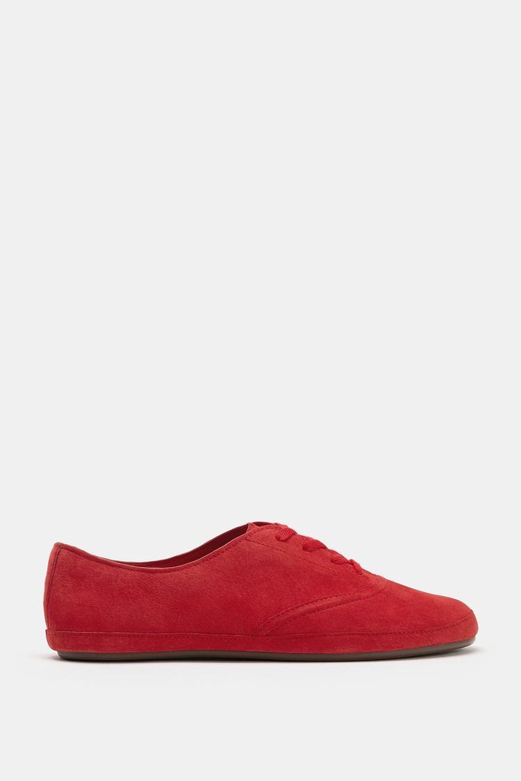 Baskets derby en cuir rouge.
