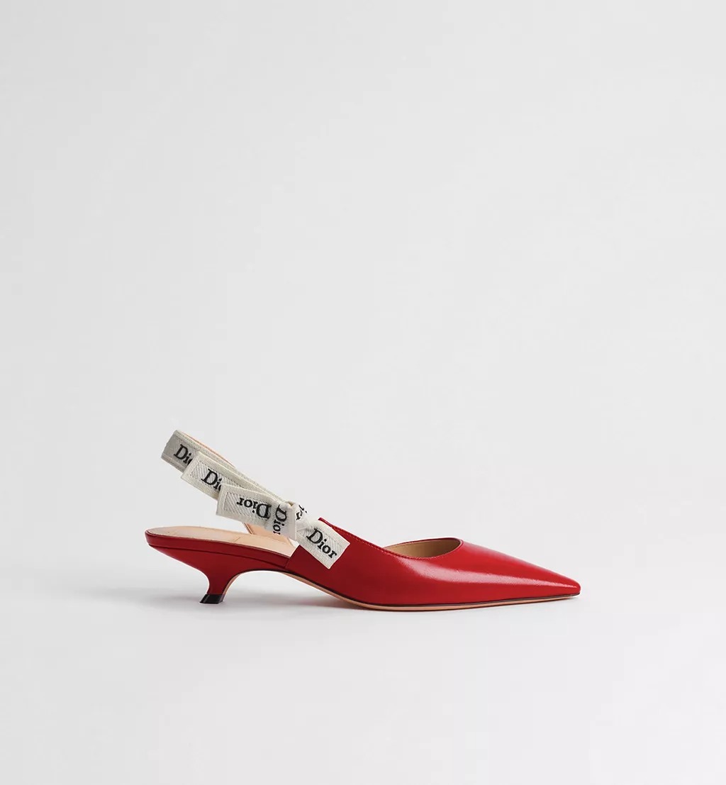 Chaussures pointues à bride arrière et talons chaton.