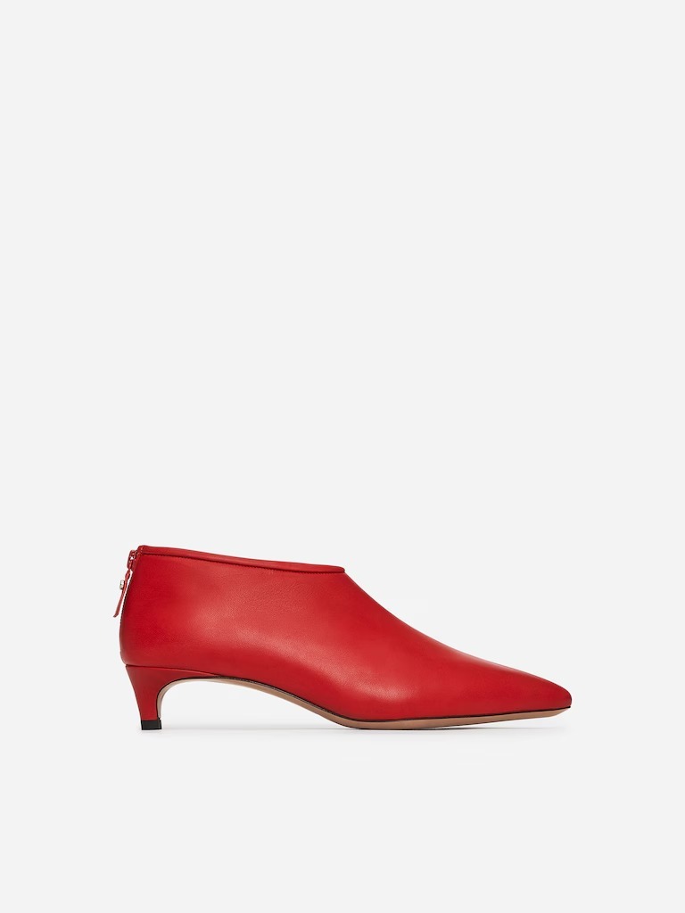 Bottines en cuir rouge avec fermeture éclair.