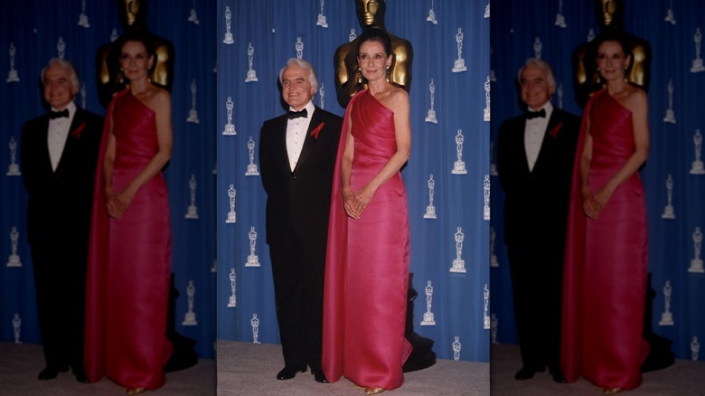 Audrey Hepburn aux Oscars vêtue d'une robe magenta asymétrique.