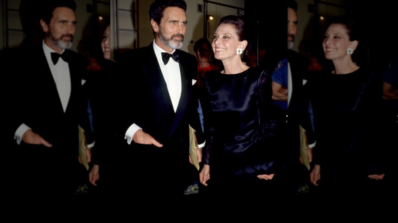 Audrey Hepburn aux Tony Awards vêtue d'une robe en satin bleu foncé.