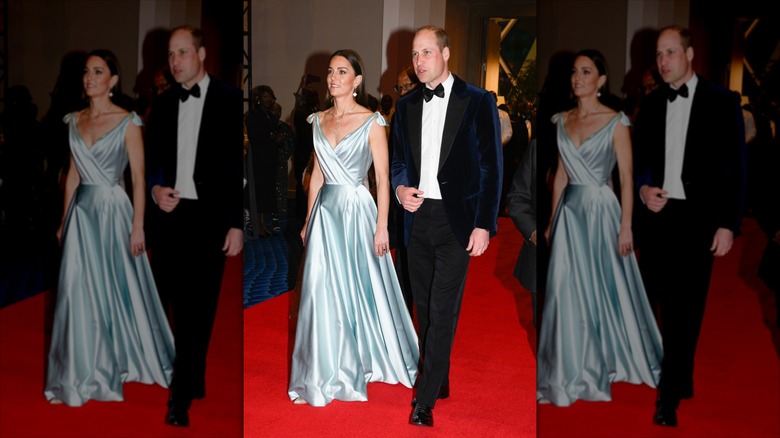 Kate Middleton marche avec le prince William vêtue d'une robe bleu clair