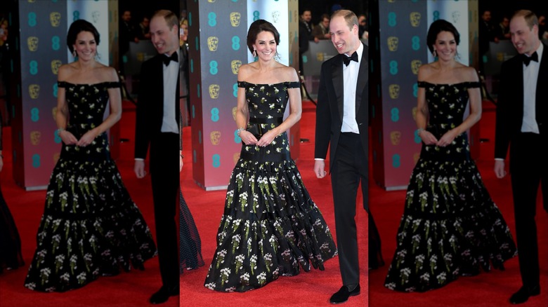 Kate Middleton sourit dans une robe fleurie à trois niveaux aux côtés du prince William