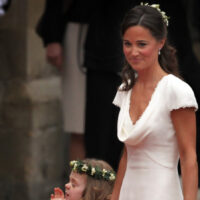 « Ça allait un peu trop bien ! » : la réponse ludique de Pippa Middleton au buzz autour de sa robe blanche emblématique