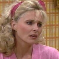 Voici à quoi ressemble maintenant Priscilla Barnes, la compagnie Three's Company et la star de James Bond