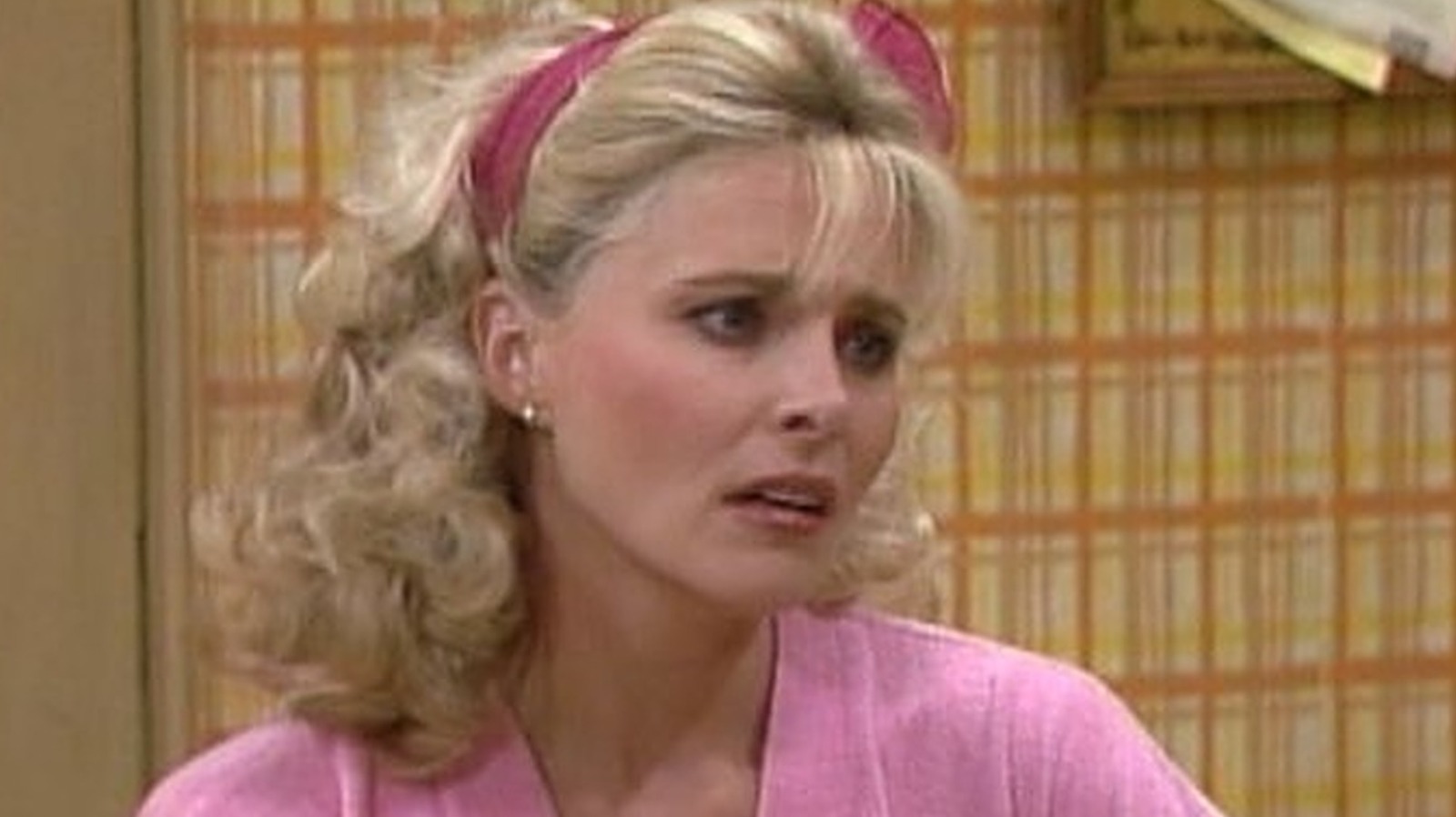 Voici à quoi ressemble maintenant Priscilla Barnes, la compagnie Three's Company et la star de James Bond