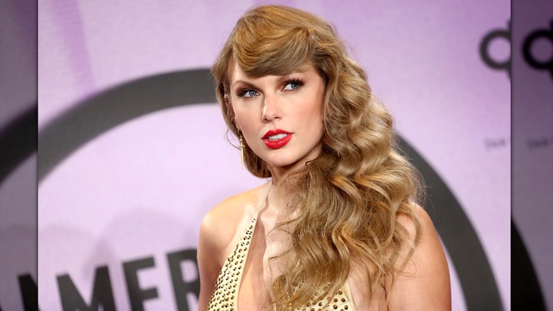 Taylor Swift aux cheveux bouclés en novembre 2022