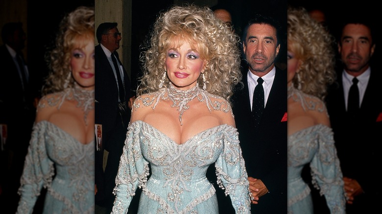 Dolly Parton aux cheveux bouclés en 1989