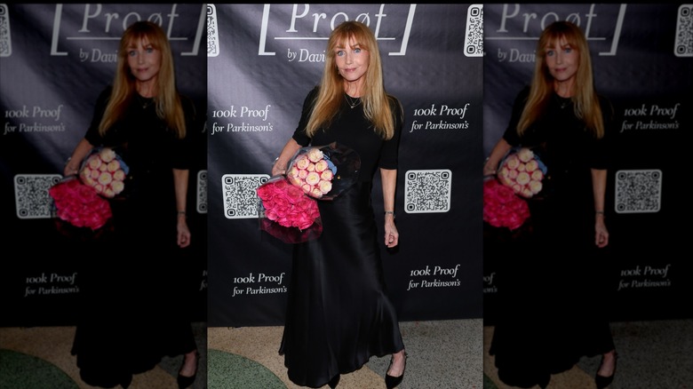 Rebecca De Mornay photographiée en 2026 portant une longue robe noire
