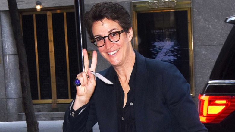 Rachel Maddow marchant à New York, 2024