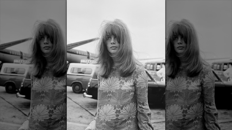 Jean Shrimpton avec des couches volumineuses et une frange
