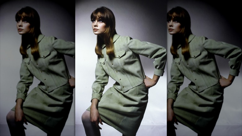 Jean Shrimpton pose portant une jupe tailleur vert sauge coordonnée
