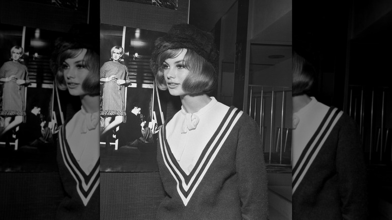 Jean Shrimpton porte un pull marinière rayé et un carré court