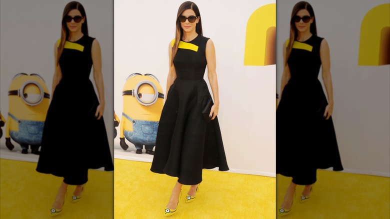 Sandra Bullock porte des talons hauts Minions et une robe noire
