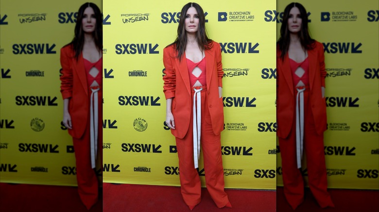 Sandra Bullock en rouge le 12 mars 2022