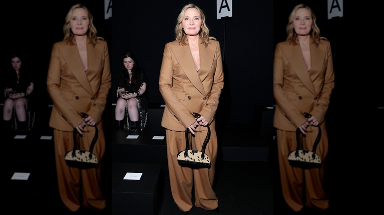 Kim Cattrall assiste au défilé Femme automne/hiver Nina Ricci lors de la Fashion Week de Paris en mars 2025