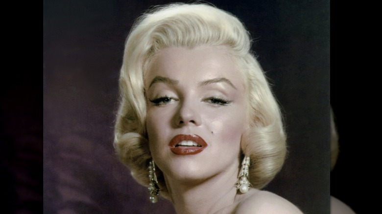 Marilyn Monroe porte des boucles d'oreilles en perles