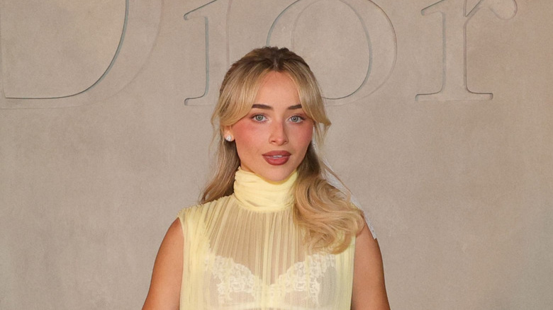 Sabrina Carpenter portant une robe jaune transparente