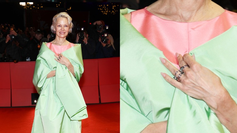 (à gauche) Pamela Anderson porte un châle vert, une robe rose et une manucure neutre au Festival international du film de Berlin 2026 (à droite) Gros plan sur ses ongles.