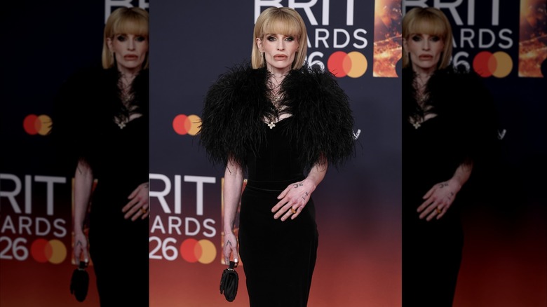 Kelly Osbourne porte une robe noire aux BRIT Awards