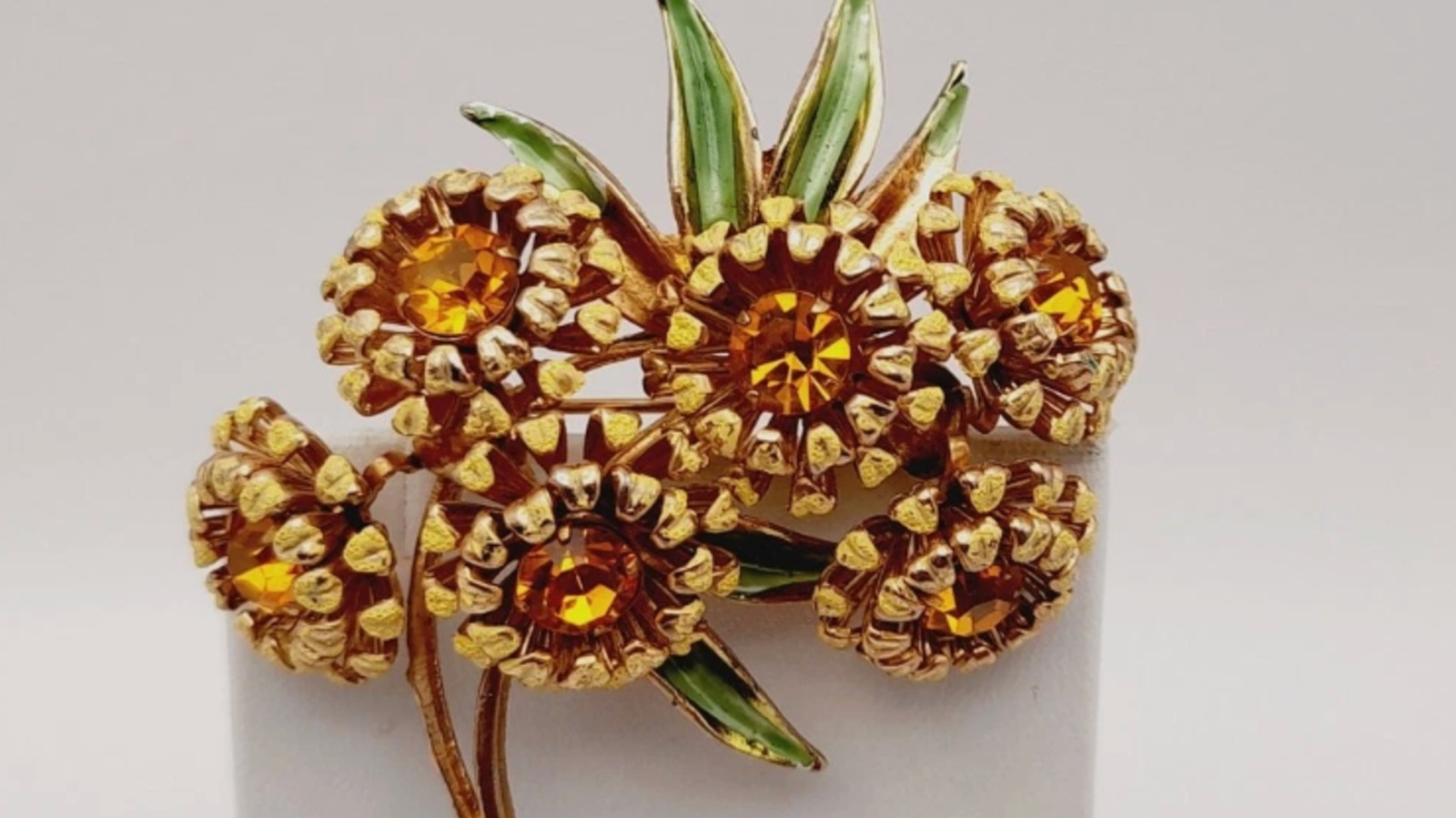 C'était dans chaque boîte à bijoux des années 50 - c'est maintenant une trouvaille vintage précieuse