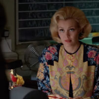 Vous vous souvenez de Donna de NYPD Blue ? Gail O'Grady est toujours une bombe totale