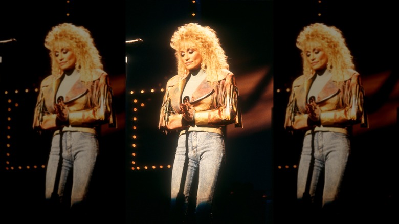 Dolly Parton dans une veste en cuir et un jean skinny