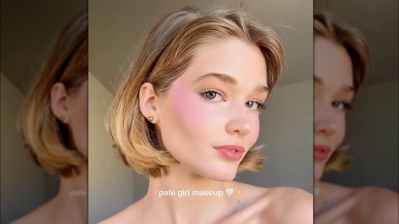 Une personne pâle avec un maquillage cottagecore blush