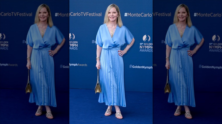 Melissa Sue Anderson sourit dans une robe longue en satin bleu clair