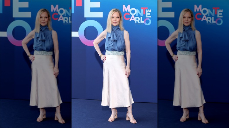 Melissa Sue Anderson pose portant une jupe en satin beige et un chemisier bleu à volants