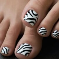 8 couleurs et designs de pédicure qui dégagent l'ambiance ultime des années 90