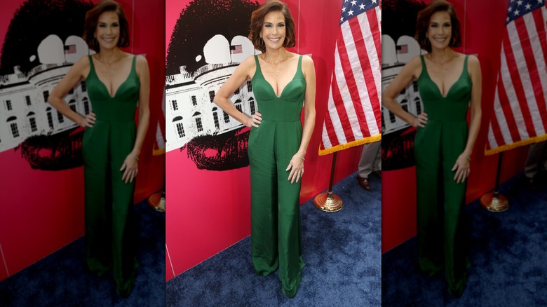 Teri Hatcher dans une combinaison vert vif