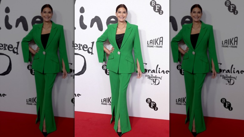 Teri Hatcher dans un costume vert avec ourlets et poignets évasés