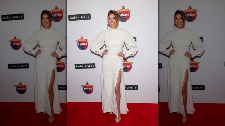 Teri Hatcher dans une robe blanche avec une fente sur la cuisse