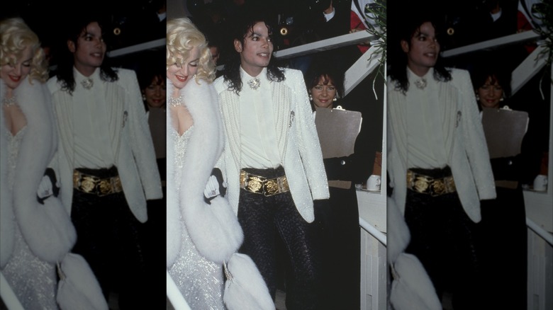 Madonna porte une robe blanche à sequins conçue par Bob Mackie et un châle en fourrure à côté de Michael Jackson