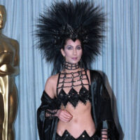 7 des tenues de style Bob Mackie les plus emblématiques portées par des célébrités