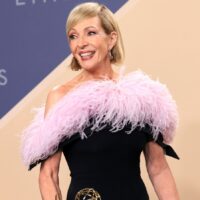 La robe des Emmys 2026 d'Allison Janney est époustouflante – mais ses cheveux inspirés des années 60 volent vraiment la vedette
