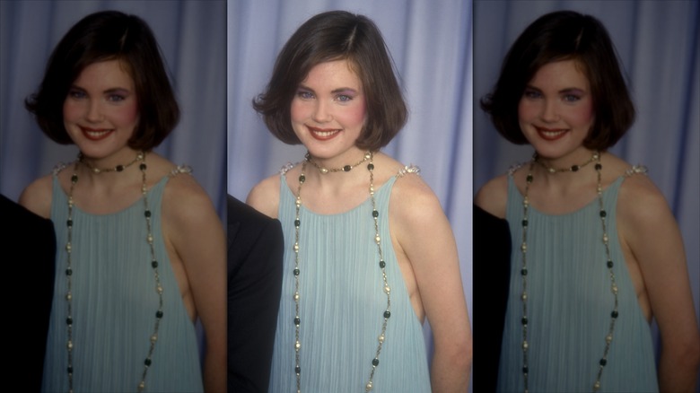 Elizabeth McGovern sourit en portant ses cheveux dans un carré brun doux