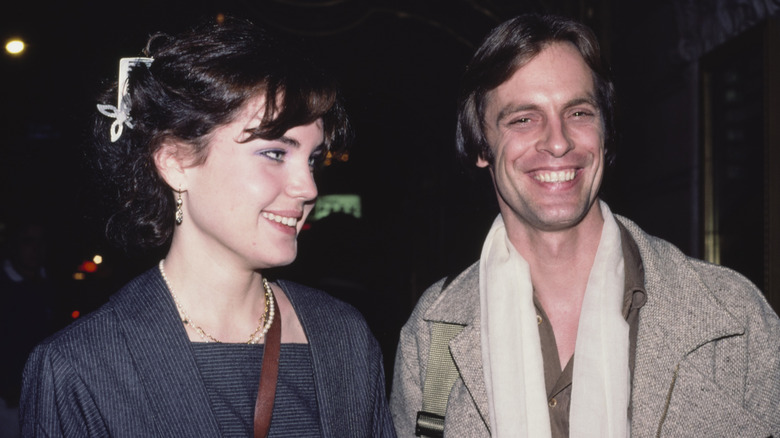 Elizabeth McGovern regarde Keith Carradine, les cheveux coupés et avec une frange