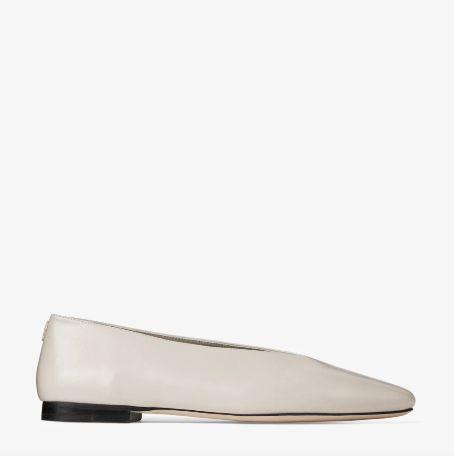 Ballerines en cuir blanc cassé (550 euros)