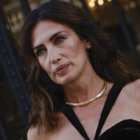 Nieves Álvarez a clairement indiqué au premier rang du défilé Palomo Espagne que les robes à fleurs sont aussi pour l'automne (et qu'elles se portent avec les accessoires les plus élégants)