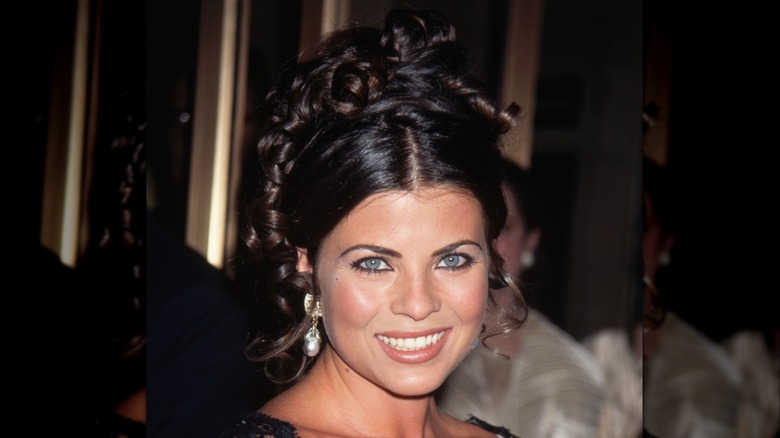 Yasmine Bleeth à la 14e édition des Council of Fashion Designers of America Awards à New York en janvier 1995