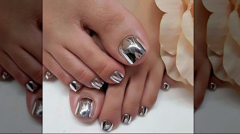 Pédicure argent chromé