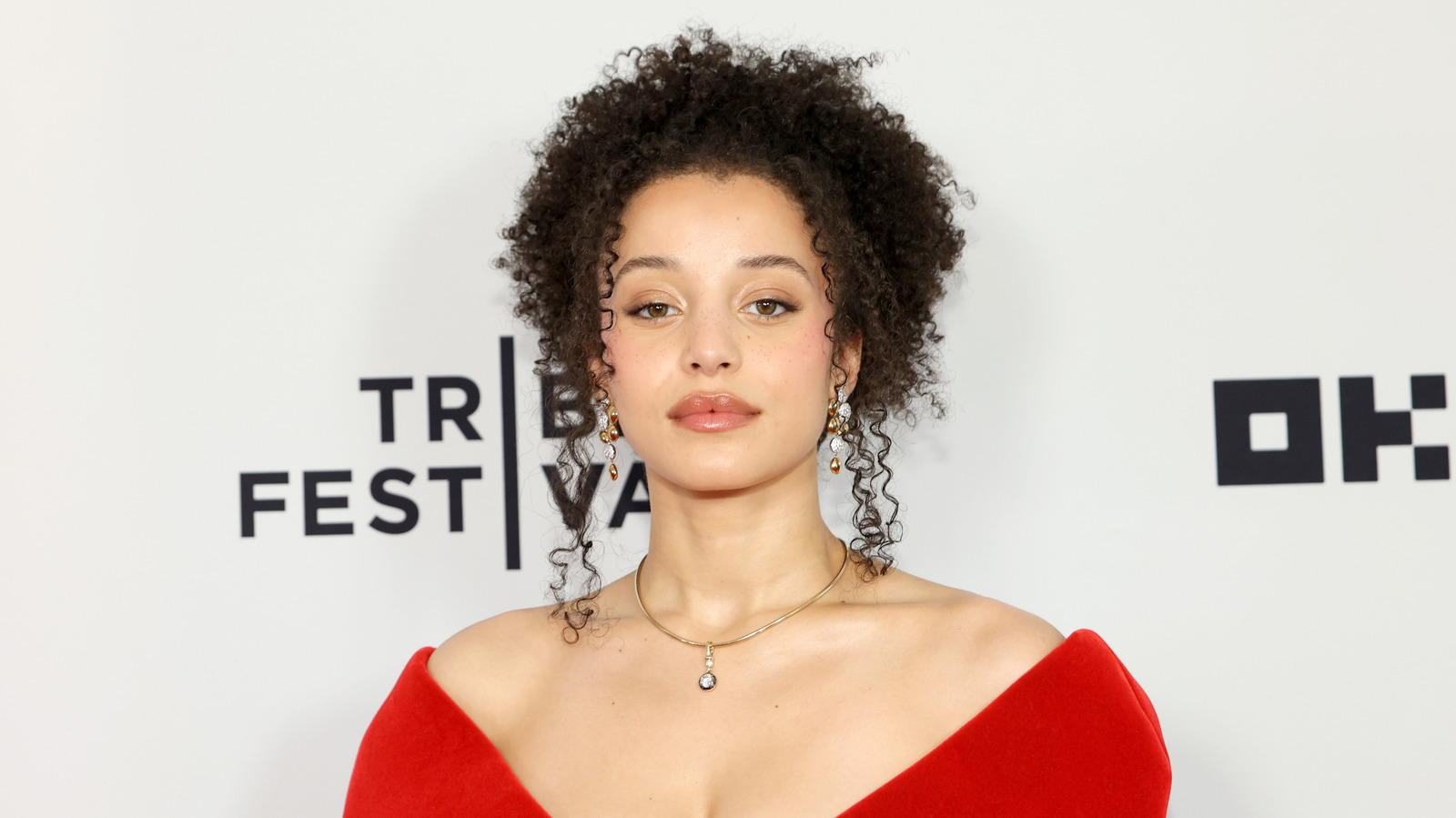 7 coiffures à essayer inspirées par des célébrités connues pour leurs cheveux bouclés