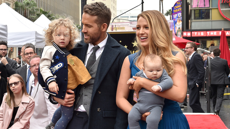 Ryan Reynolds et Blake Lively avec deux de leurs filles sur le tapis rouge en 2016.