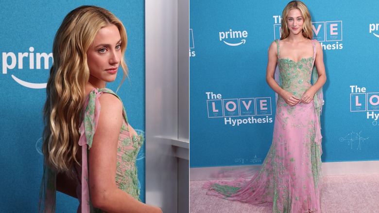 Lili Reinhart posant sur un tapis rouge vêtue d'une robe rose et verte